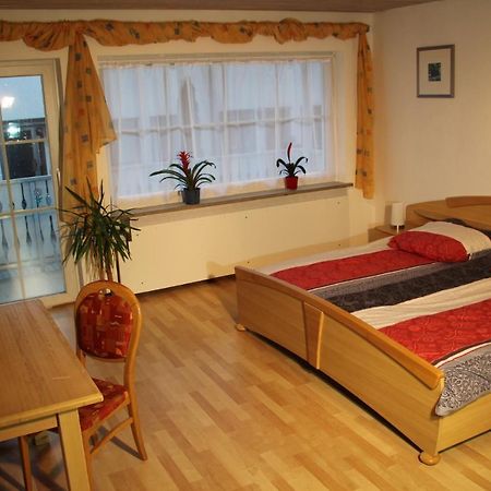 Ferienwohnung Mit 4 Schlafzimmer Fuer 2 Bis 9 Gaeste----Apartment With 4 Bedrooms For 2 To 9 Guests Нюрнберг Экстерьер фото