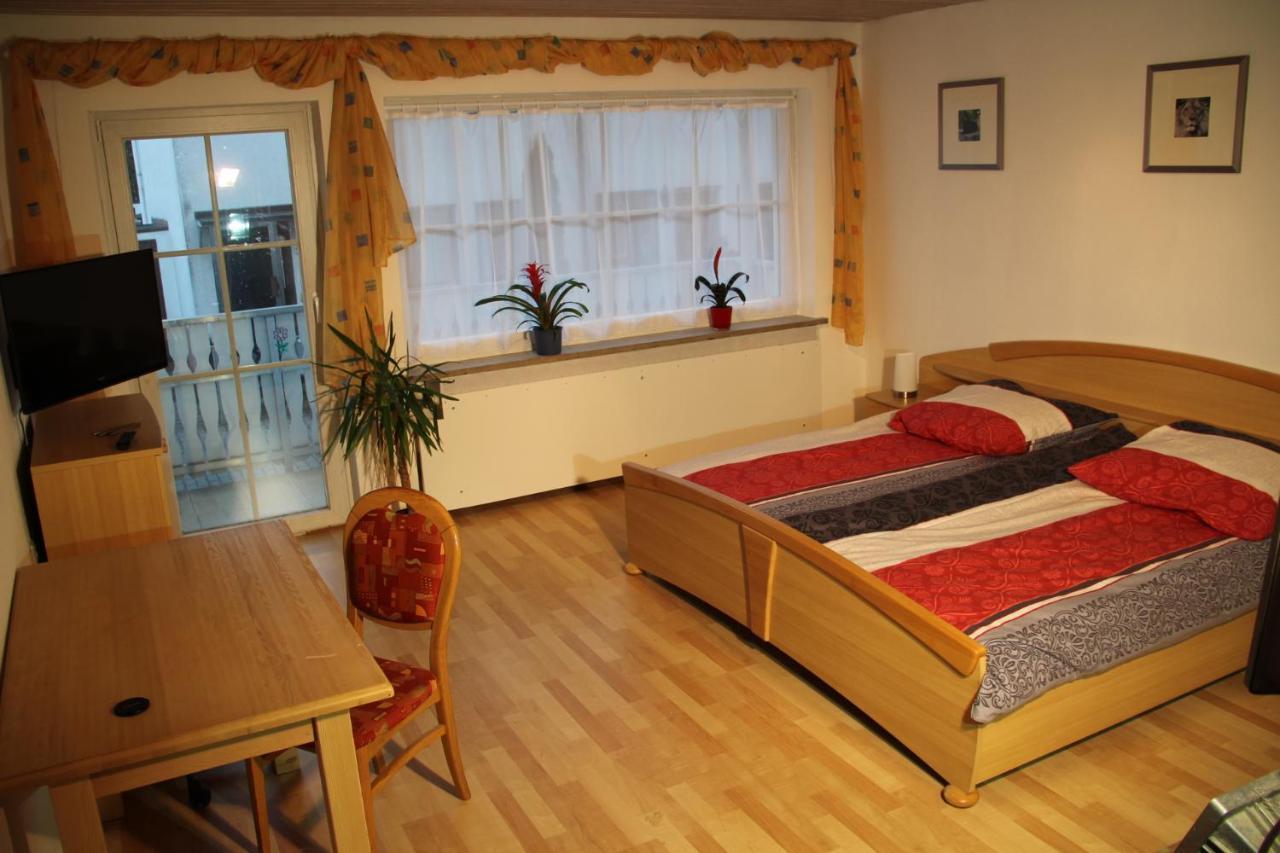 Ferienwohnung Mit 4 Schlafzimmer Fuer 2 Bis 9 Gaeste----Apartment With 4 Bedrooms For 2 To 9 Guests Нюрнберг Экстерьер фото